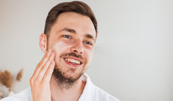تنظيف الوجه للرجال رجل يضع مرطب 